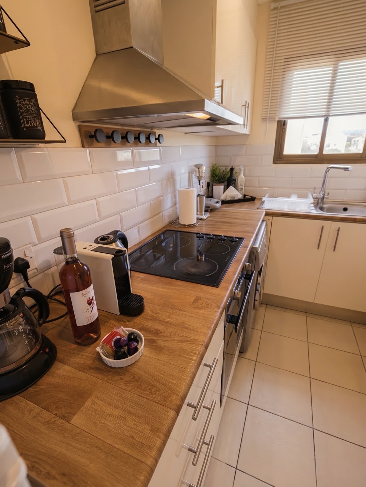 Kitchen detail — wine, Nespresso and fresh fruits