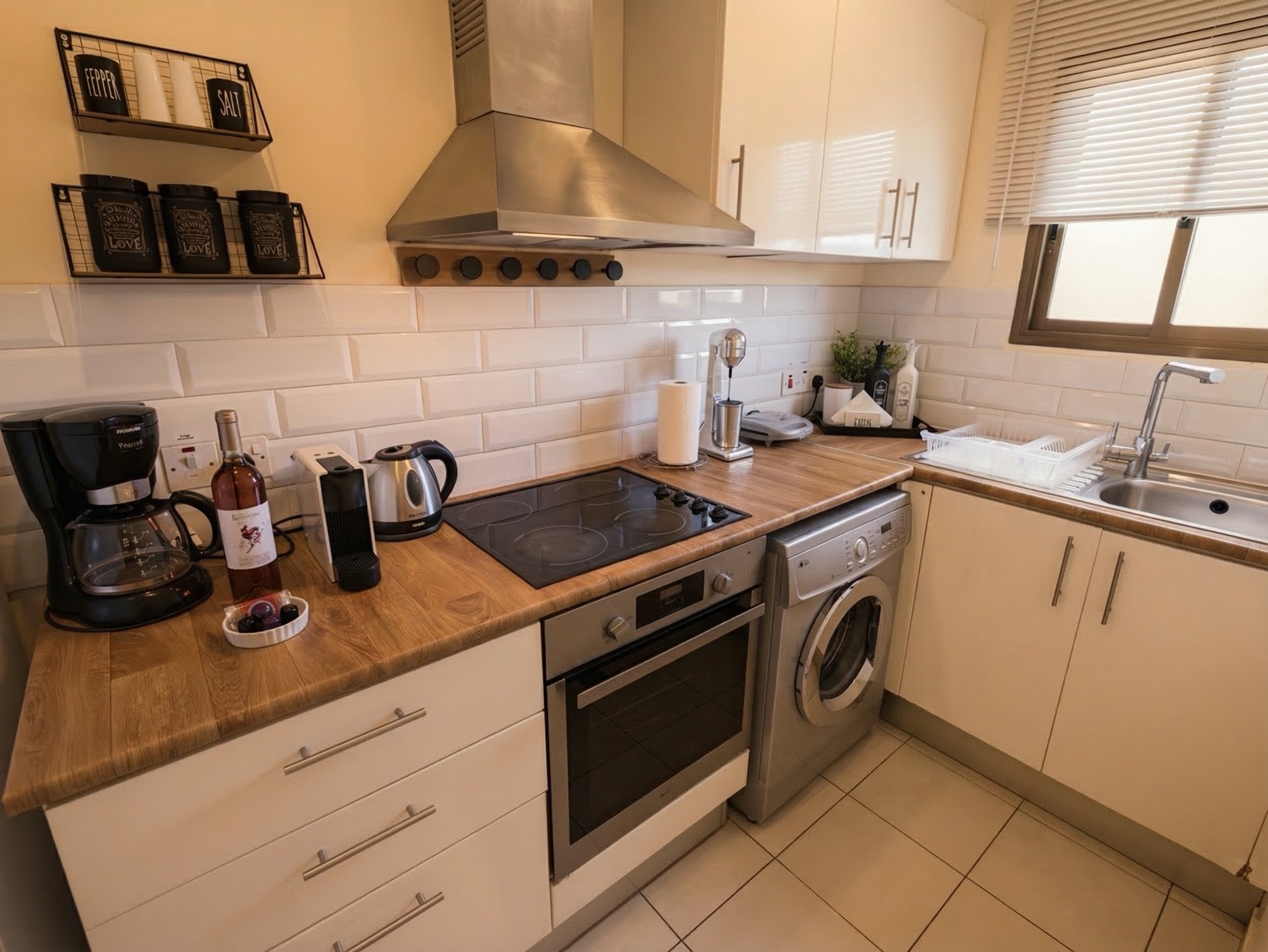 Fully equipped kitchen with oven, washing machine and Nespresso